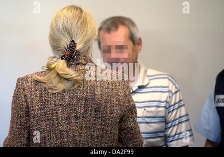 Russo sospetto agente segreto giovane con i nomi degli alias Heidrun (L) e Andreas Anschlag stand in Alta Corte Regionale di Stoccarda, Germania, 02 luglio 2013. Il verdetto del processo è previsto per oggi. La coppia è accusata di erogare segreto NATO e UE documenti per degli esteri russo Intelligence Service (SVR). I documenti di origine nel Ministero degli esteri olandese. Foto: MARIJAN MURAT Foto Stock