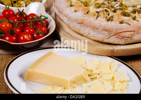 Italian verde oliva, cipolla e rosmarino Focaccia con pomodorini e olive e formaggio Parmessan. Foto Stock