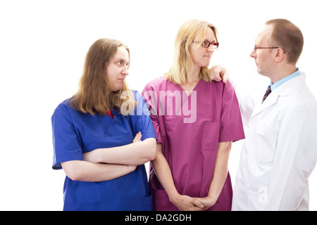 Maschio medico medico tenendo un infermiere per attività Foto Stock