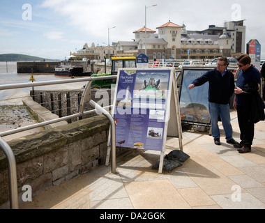 Gita in barca segni Flat Holm isola nel Canale di Bristol a Weston Super Mare, Somerset, Inghilterra Foto Stock