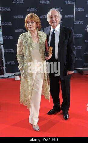 Monaco di Baviera, Germania. 01 Luglio, 2013. Attrice tedesca Senta Berger e suo marito Michael Verhoeven arriva alla cerimonia di premiazione del Premio CineMerit al Monaco Film Festival di Monaco di Baviera, Germania, 01 luglio 2013. Il festival è stato l'assegnazione del premio CineMerit dal 1997. Foto: TOBIAS HASE/dpa/Alamy Live News Foto Stock