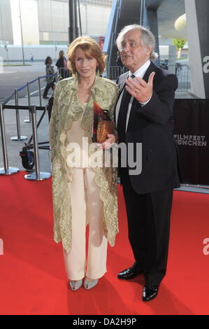 Monaco di Baviera, Germania. 01 Luglio, 2013. Attrice tedesca Senta Berger e suo marito Michael Verhoeven arriva alla cerimonia di premiazione del Premio CineMerit al Monaco Film Festival di Monaco di Baviera, Germania, 01 luglio 2013. Il festival è stato l'assegnazione del premio CineMerit dal 1997. Foto: TOBIAS HASE/dpa/Alamy Live News Foto Stock