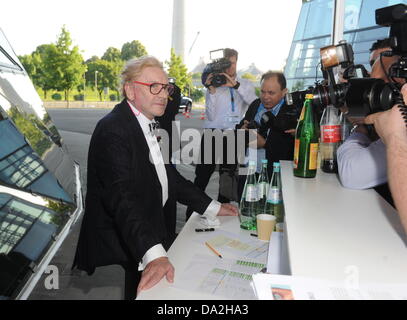 Monaco di Baviera, Germania. 01 Luglio, 2013. Attore austriaco Helmut Berger (L) arriva alla cerimonia di premiazione del Premio CineMerit al Monaco Film Festival di Monaco di Baviera, Germania, 01 luglio 2013. Il festival è stato l'assegnazione del premio CineMerit dal 1997. Foto: TOBIAS HASE/dpa/Alamy Live News Foto Stock