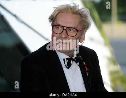 Monaco di Baviera, Germania. 01 Luglio, 2013. Attore austriaco Helmut Berger arriva alla cerimonia di premiazione del Premio CineMerit al Monaco Film Festival di Monaco di Baviera, Germania, 01 luglio 2013. Il festival è stato l'assegnazione del premio CineMerit dal 1997. Foto: TOBIAS HASE/dpa/Alamy Live News Foto Stock