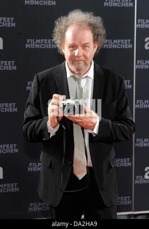 Monaco di Baviera, Germania. 01 Luglio, 2013. English film del regista Mike Figgis arriva alla cerimonia di premiazione del Premio CineMerit al Monaco Film Festival di Monaco di Baviera, Germania, 01 luglio 2013. Il festival è stato l'assegnazione del premio CineMerit dal 1997. Foto: TOBIAS HASE/dpa/Alamy Live News Foto Stock