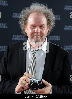 Monaco di Baviera, Germania. 01 Luglio, 2013. English film del regista Mike Figgis arriva alla cerimonia di premiazione del Premio CineMerit al Monaco Film Festival di Monaco di Baviera, Germania, 01 luglio 2013. Il festival è stato l'assegnazione del premio CineMerit dal 1997. Foto: TOBIAS HASE/dpa/Alamy Live News Foto Stock