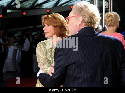 Monaco di Baviera, Germania. 01 Luglio, 2013. Attori Senta Berger e Helmut Berger arriva alla cerimonia di premiazione del Premio CineMerit al Monaco Film Festival di Monaco di Baviera, Germania, 01 luglio 2013. Il festival è stato l'assegnazione del premio CineMerit dal 1997. Foto: TOBIAS HASE/dpa/Alamy Live News Foto Stock