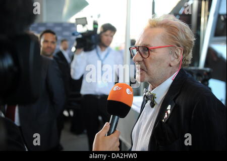 Monaco di Baviera, Germania. 01 Luglio, 2013. Attore austriaco Helmut Berger arriva alla cerimonia di premiazione del Premio CineMerit al Monaco Film Festival di Monaco di Baviera, Germania, 01 luglio 2013. Il festival è stato l'assegnazione del premio CineMerit dal 1997. Foto: TOBIAS HASE/dpa/Alamy Live News Foto Stock