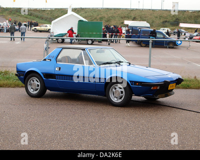 Una fotografia di una FIAT X1-9 del 1978, registrazione 51-VV-18, scattata al Nationaal Oldtimer Festival di Zandvoort, 2010. L'immagine cattura la classica auto italiana in un ambiente nostalgico e vintage. Foto Stock