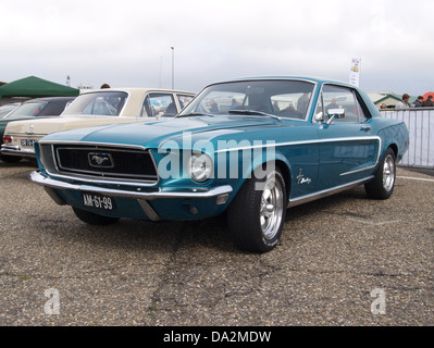 Questa immagine mostra una Ford Mustang blu al Nationaal Oldtimer Festival di Zandvoort, 2010. Il festival celebra le auto d'epoca e il patrimonio automobilistico, con rari veicoli d'epoca di varie epoche. Foto Stock