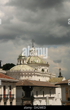 Il La Compania chiesa cattolica con le sue cupole piastrellate in verde nel centro storico di Quito, Ecuador Foto Stock
