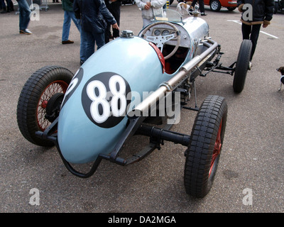 Questa immagine del Nationaal Oldtimer Festival a Zandvoort nel 2010 presenta una Chevrolet da corsa in azione. Il festival celebra le auto d'epoca e il patrimonio degli sport motoristici, mettendo in mostra le automobili d'epoca in un ambiente da corsa emozionante. Foto Stock