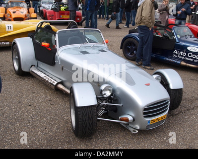 Questa immagine cattura il classico DONKERVOORT ZK-96-NV al Nationaal Oldtimer Festival di Zandvoort, Paesi Bassi, mettendo in mostra il design automobilistico d'epoca e la cultura delle auto d'epoca dell'evento del 2010. Foto Stock