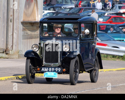 *1932 Austin Seven* al *Nationaal Oldtimer Festival Zandvoort 2010* presenta una classica automobile britannica al festival olandese. Questa auto d'epoca è un notevole esempio di ingegneria e design dei primi anni del XX secolo e la sua partecipazione a questo prestigioso evento ne mette in risalto il significato culturale e storico. Foto Stock