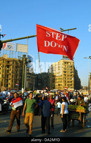 Un uomo sventola una bandiera durante una manifestazione contro il Presidente egiziano Mursi a Piazza Tahrir al Cairo, Egitto, 28 giugno 2013. Il Presidente egiziano Mursi celebrerà il primo anno in carica il 30 giugno 2013 tra le manifestazioni contro il suo governo islamico. Foto: MATTHIAS TOEDT Foto Stock