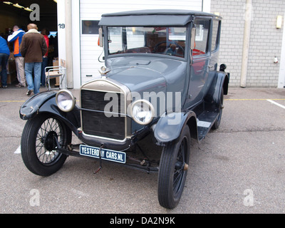 Questa immagine del Nationaal Oldtimer Festival 2010 a Zandvoort presenta veicoli Ford classici, che catturano l'essenza delle auto d'epoca in un ambiente moderno. Foto Stock