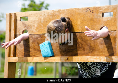 Nonna in una spugna bagnata contest Foto Stock