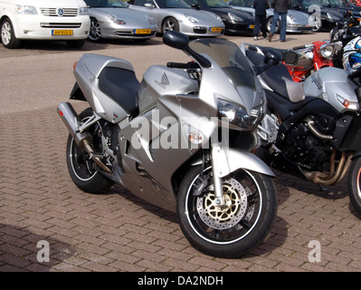 Questa immagine cattura una moto Honda esposta al Nationaal Oldtimer Festival di Zandvoort, Paesi Bassi, nel 2010. L'evento ha ospitato motociclette d'epoca, attirando appassionati da tutto il mondo per celebrare la storia dell'automobile. Foto Stock