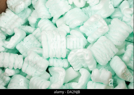 Scatola di cartone riempito di polistirolo spedizione di arachidi Foto Stock