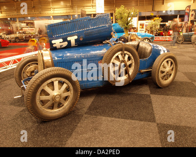 Questa immagine della vecchia Bugatti Blu, catturata al Nationaal Oldtimer Festival 2010 a Zandvoort, mostra un modello di auto d'epoca dell'inizio del XX secolo. Rappresenta l'eleganza e l'ingegneria del marchio Bugatti. Foto Stock