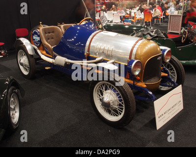 Questa immagine raffigura una Chevrolet molto vecchia al Nationaal Oldtimer Festival di Zandvoort, 2010. L'evento celebra auto d'epoca e d'epoca, mostrando una varietà di modelli restaurati di epoche diverse. Foto Stock