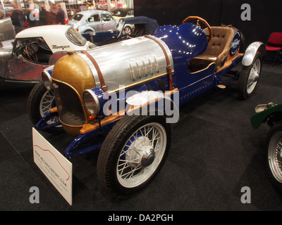 Questa immagine raffigura una Chevrolet molto vecchia presentata al Nationaal Oldtimer Festival di Zandvoort, 2010. L'auto d'epoca, che rappresenta il classico design automobilistico americano, viene presentata insieme ad altri veicoli d'epoca all'evento. Foto Stock