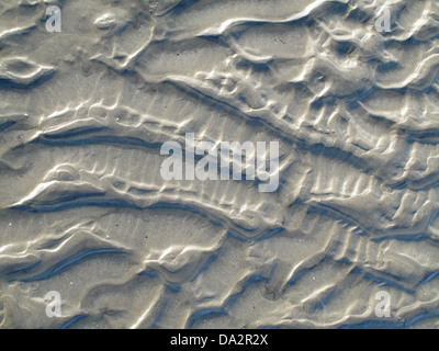 Random, modelli astratti creati dalla marea sulla sabbia della spiaggia Worthing, West Sussex, Regno Unito Foto Stock