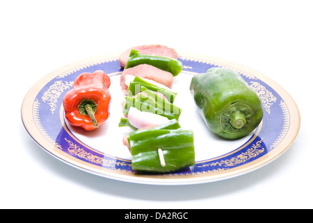 Spiedi di carne con verdure e carne di vitello su piastra Foto Stock