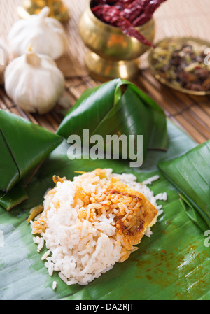 Nasi lemak piatto malese, popolare tradizionale cibo malese avvolto con banana leaf. Foto Stock