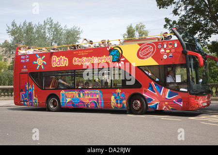 Red open top double decker bus panoramico sul Grand Parade, Bath, Somerset, Inghilterra Foto Stock