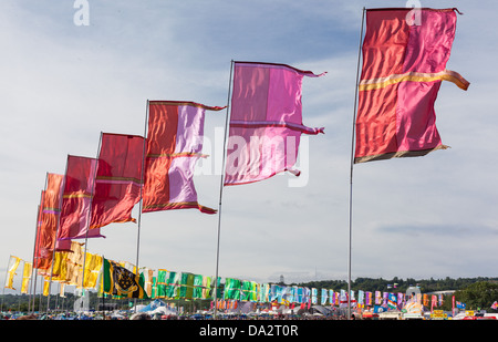 FESTIVAL DI glastonbury, Regno Unito - 30 Giugno 2013 : Multi-Colored bandiere sbattimenti nel vento a Glastonbury Festival 2013 Foto Stock