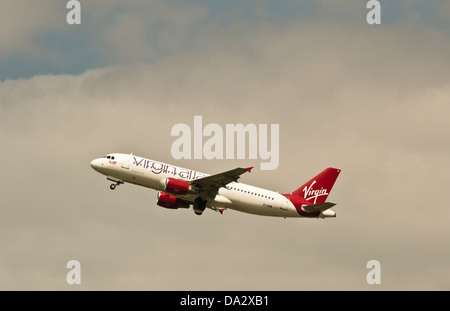 Virgin Atlantic Airbus A320 di decollare da Manchester ringway pista di aeroporto Foto Stock