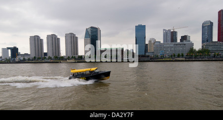 Il Rotterdam water taxi il trasporto passeggeri ad alta velocità attraverso la città. Paesi Bassi Foto Stock