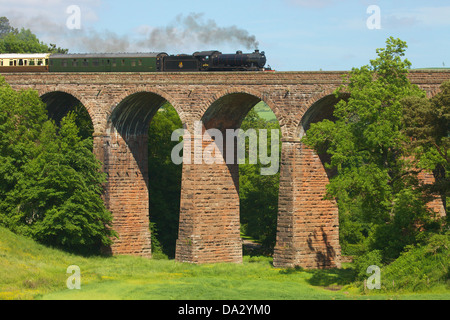 Treno a vapore che passa sopra la vasca di tintura di secco viadotto nei pressi di Armathwaite arrivino a Carlisle linea ferroviaria, Eden Valley, Cumbria, England, Regno Unito Foto Stock