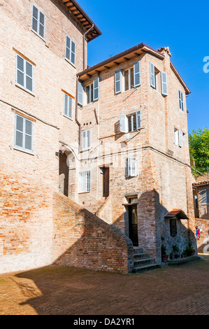 Una vista di una strada della città rinascimentale di Urbino Foto Stock