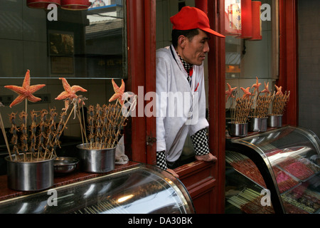 Scorpioni e stelle marine in vendita come snack, Wangfujing street, Pechino, Cina Foto Stock