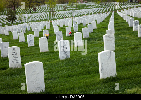 Le linee di lastre tombali presso il Cimitero Nazionale di Arlington in Arlington, Virginia. Foto Stock