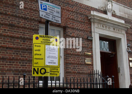 Londra, Regno Unito. Il 2 luglio 2013. Il Regno Unito e la stampa mondiale hanno iniziato a raccogliere al di fuori del Lindo ala del St Mary's Hospital punti di collegamento per forzamento con nastri quando si prevede la Duchessa di Cambridge va in lavoro per dare nascita al royal baby nel luglio del credito: amer ghazzal/Alamy Live News Foto Stock