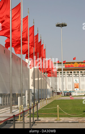 Piazza Tiananmen con bandiere rosse sul mercato del lavoro il giorno 1 maggio a Pechino, Cina Foto Stock