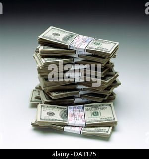 Pile di mazzette con 100 US Dollar Bills Foto Stock