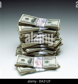 Pile di mazzette con 100 US Dollar Bills Foto Stock