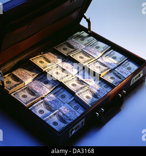 Valigetta con pile di bundle di 100 US Dollar Bills Foto Stock