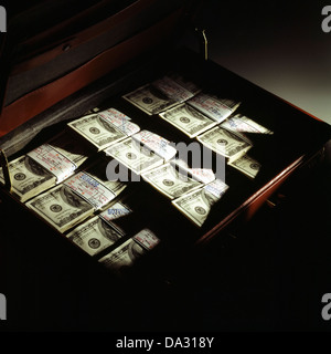 Valigetta con pile di bundle di 100 US Dollar Bills Foto Stock