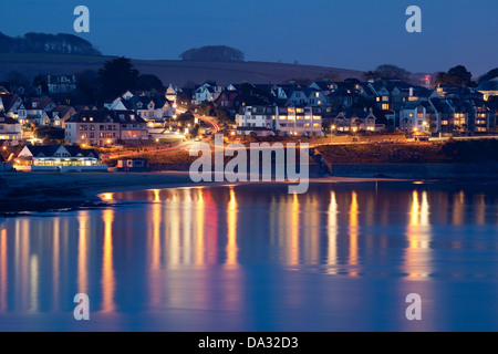 Le luci della città riflettono le acque calme dell'oceano, verso la spiaggia di Gylly e l'edificio circostante di Falmouth di notte. Cornovaglia Inghilterra Foto Stock