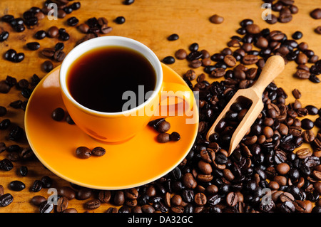 Natura morta con bicchiere di fresco di caffè espresso Foto Stock