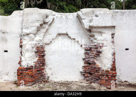 Caminetto in mattoni e tabby rovine della piantagione di Kingsley quarti slave sulla Fort George isola vicino a Jacksonville, Florida. Foto Stock