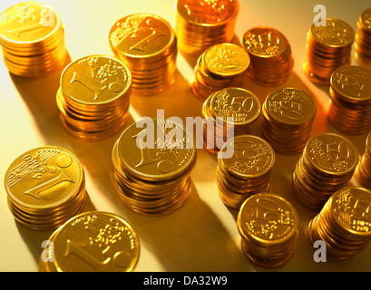 Pile con golden monete metalliche in euro Foto Stock