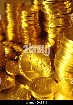Pile con golden monete metalliche in euro Foto Stock