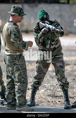 Un marine statunitense istruttore insegna una aziende senegalesi de Fusilier Commando marini come il fuoco di un M-4 fucile durante la fanteria leggera allenamento Aprile 22, 2013 in Toubacouta, Senegal, 9 maggio 2013. Foto Stock