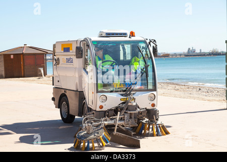 Piccole Spazzatrice carrello Pulizia del lungomare Foto Stock